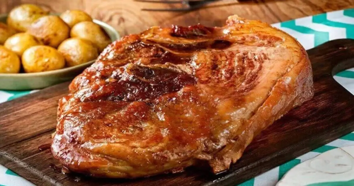 O Pernil Assado Fácil na Pressão e no Forno é prático, suculento e com crosta...