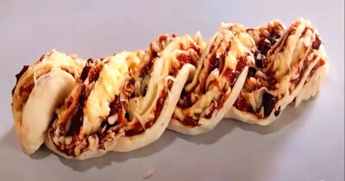 Rosca Doce Romeu e Julieta com Massa Macia Leve une goiabada e queijo em uma...