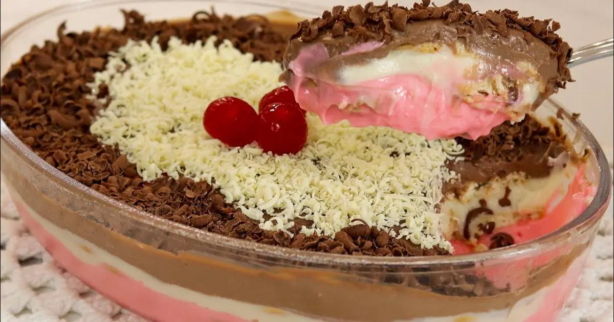 Sobremesa napolitana com creme de morango, baunilha e chocolate....