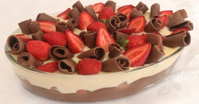 Sobremesas: Sobremesa Gelada de Chocolate com Leite Ninho e Morangos