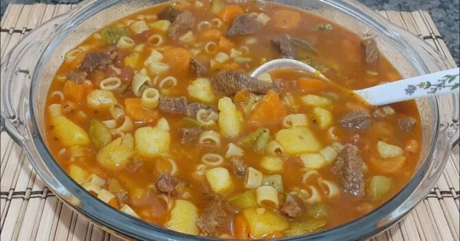 Sopa: Sopa de Macarrão com Legumes e Carne Quentinha