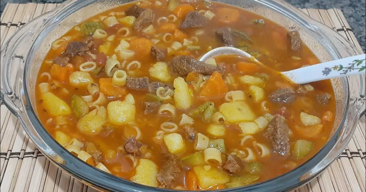 A Sopa de Macarrão com Legumes e Carne Quentinha é uma receita perfeita para o...