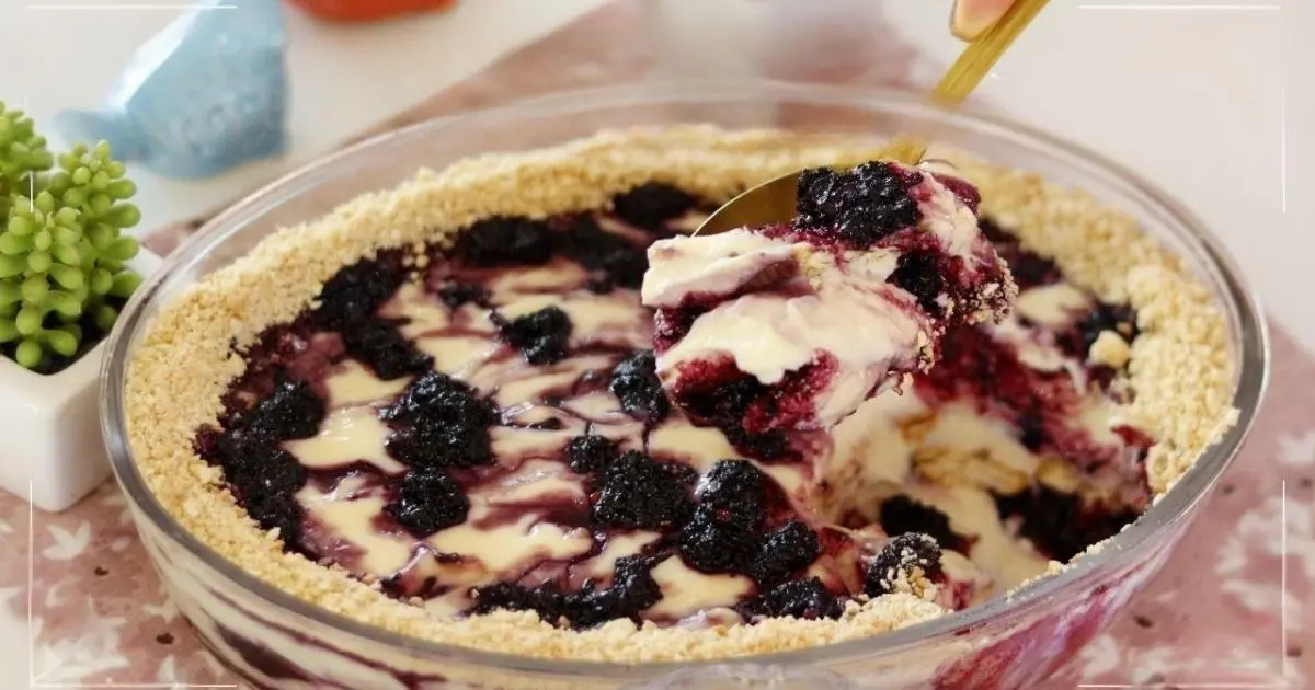 Receita fácil e colorida de pavê de amoras com creme leve e geleia caseira....