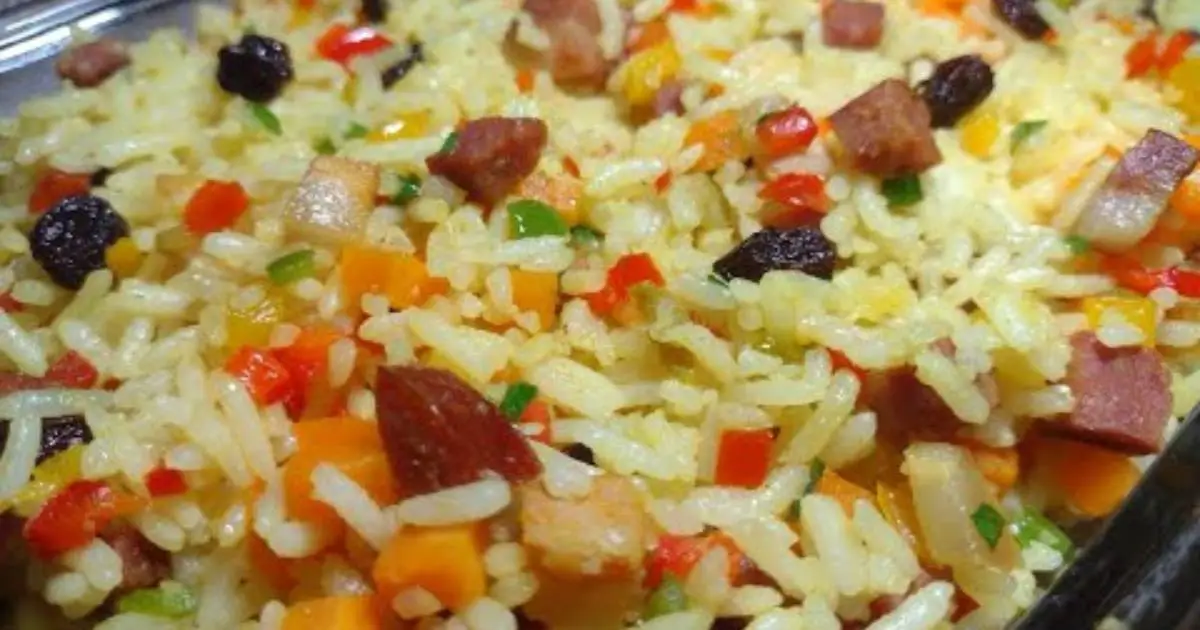  O arroz natalino colorido com calabresa e uvas passas é a receita ideal para...