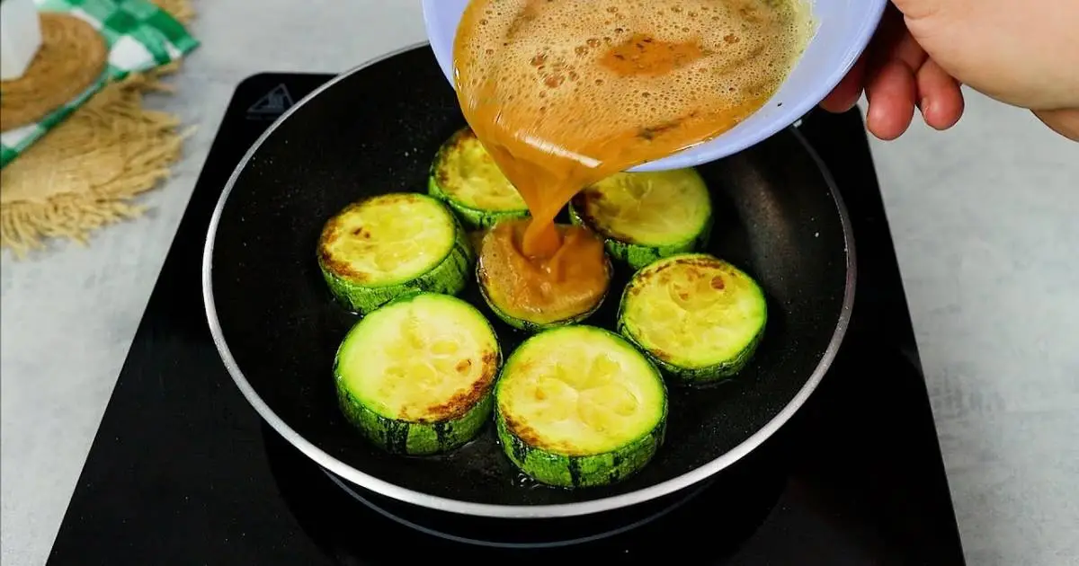 A receita Abobrinha com Ovos e Queijo Derretido mostra como preparar um prato leve e...