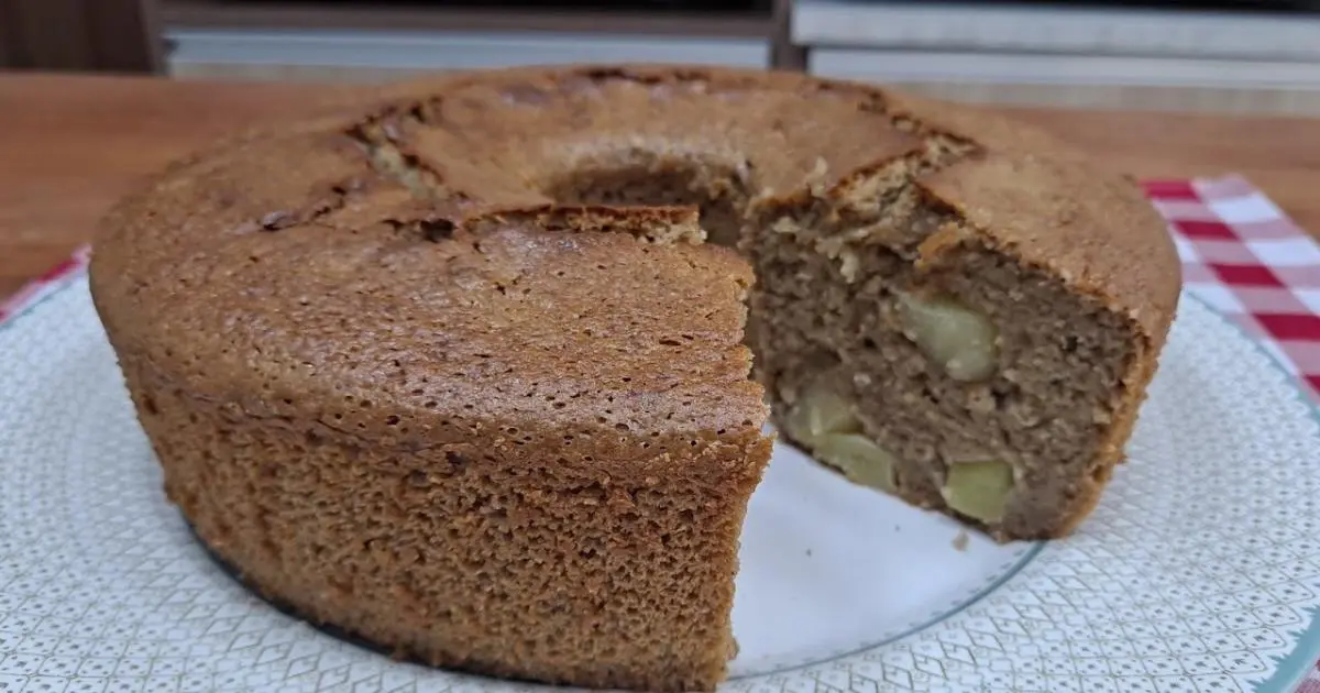 Bolo de maçã com iogurte, fácil, úmido e cheio de sabor....