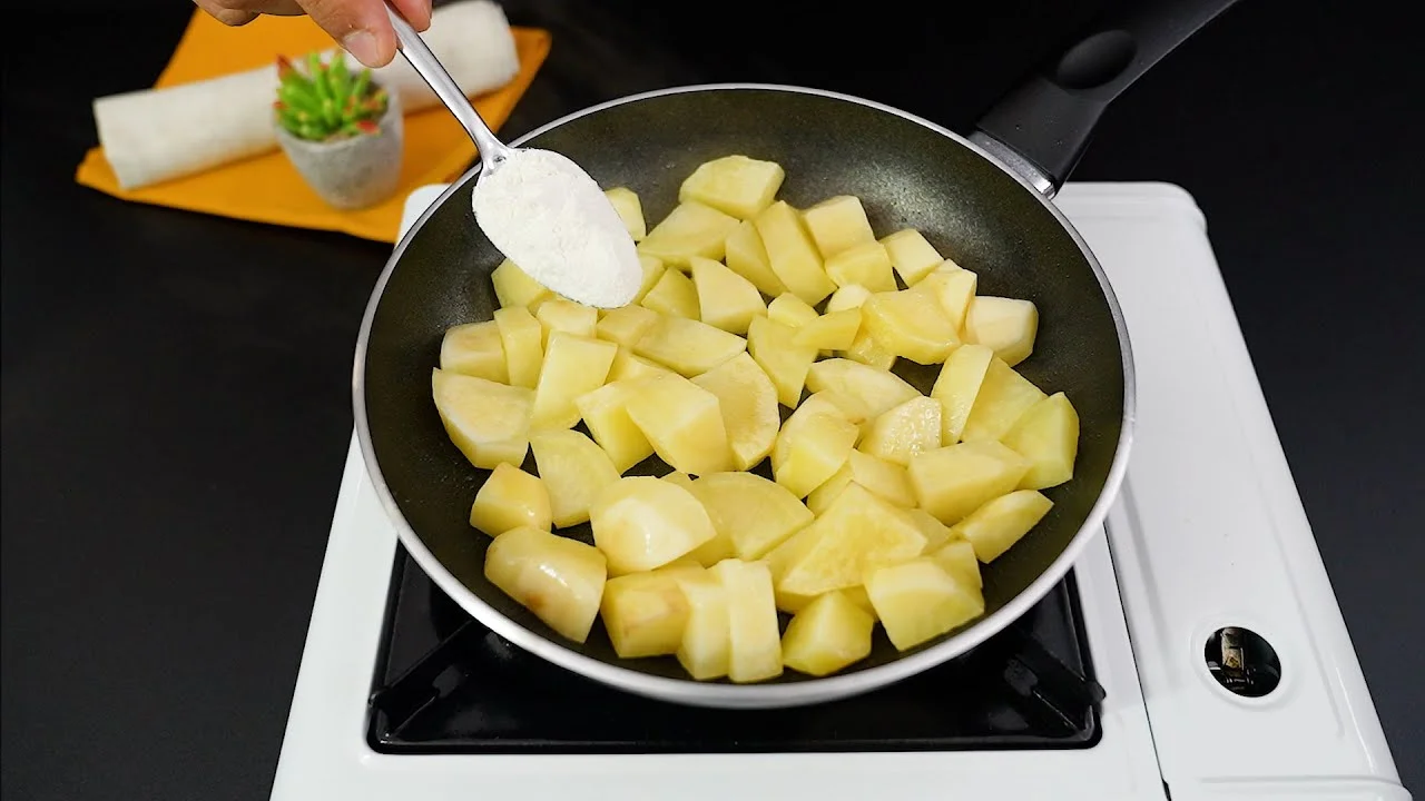 A receita de Batata Cremosa na Frigideira com Queijo é fácil, rápida e cheia de...