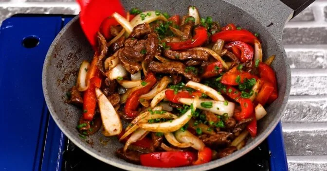 Carnes: Bife Acebolado com Pimentão Cremoso