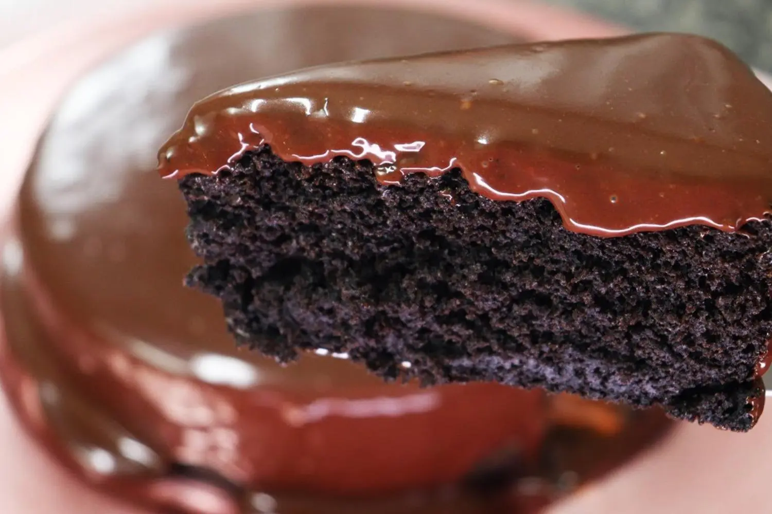 Receita fácil de bolo de biscoito com chocolate, sem ovos e com poucos ingredientes....