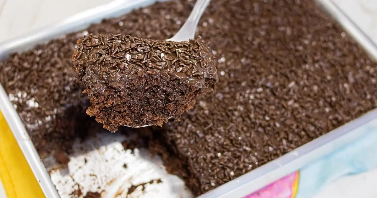 Bolo de chocolate quente, cremoso e servido direto na colher!...