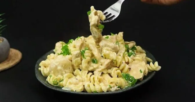 Especiais: Macarrão Alfredo Com Frango e Cogumelos Cremoso