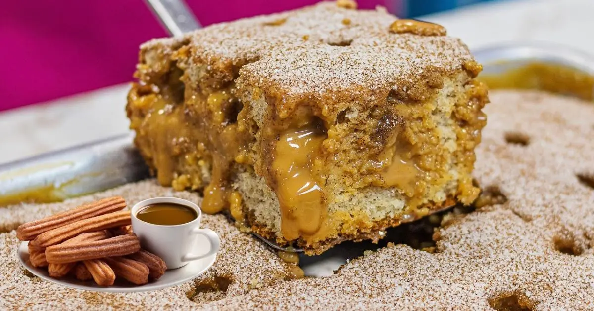 Um bolo de churros bem fofinho, molhadinho e com muito doce de leite....