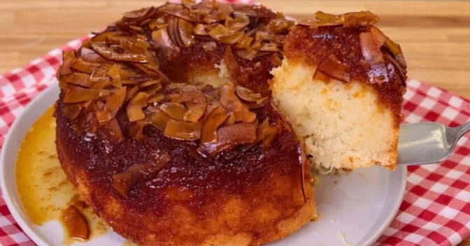 Festa Junina: Bolo de Cocada Invertida com Caramelo que Derrete na Boca