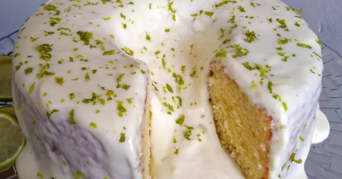 Bolo de Iogurte com Cobertura de Limão é uma receita fácil e deliciosa para o...
