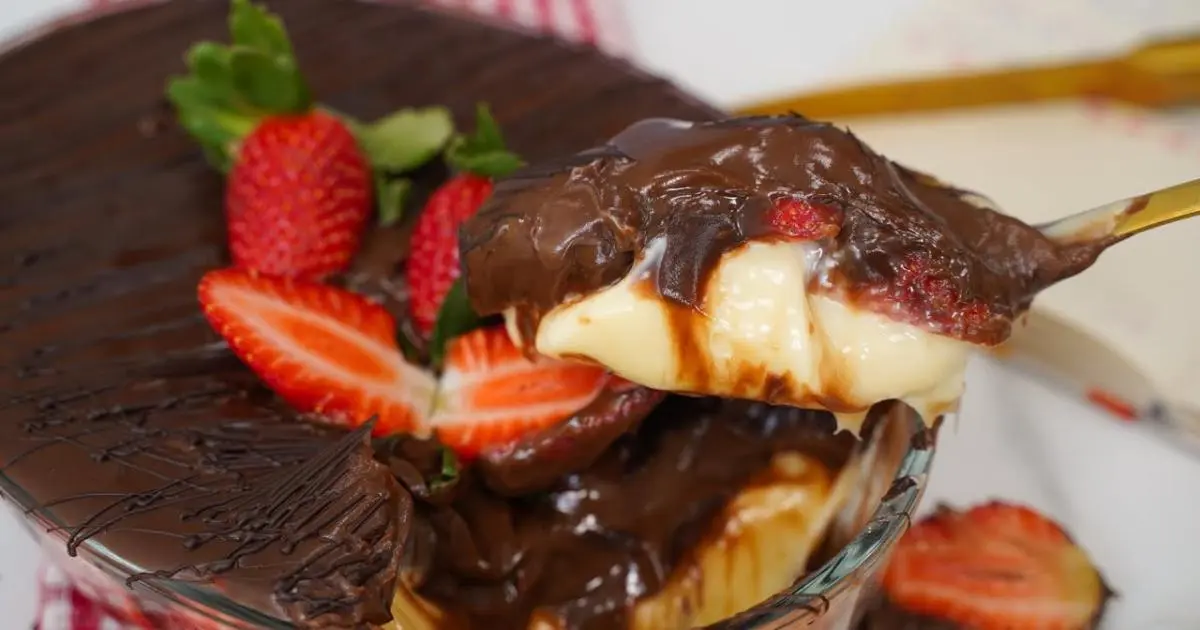 Camadas de creme, morango fresco e ganache de chocolate....