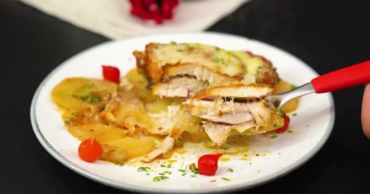 Contra Coxa Recheada com Batatas Assadas é uma receita fácil, suculenta e cheia de sabor...