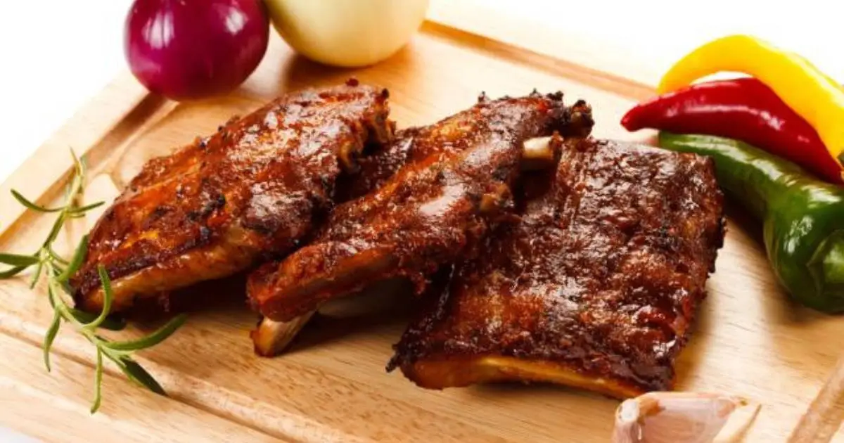 Costelinha Suína Assada com Cebola no Forno é uma receita simples e deliciosa para surpreender...
