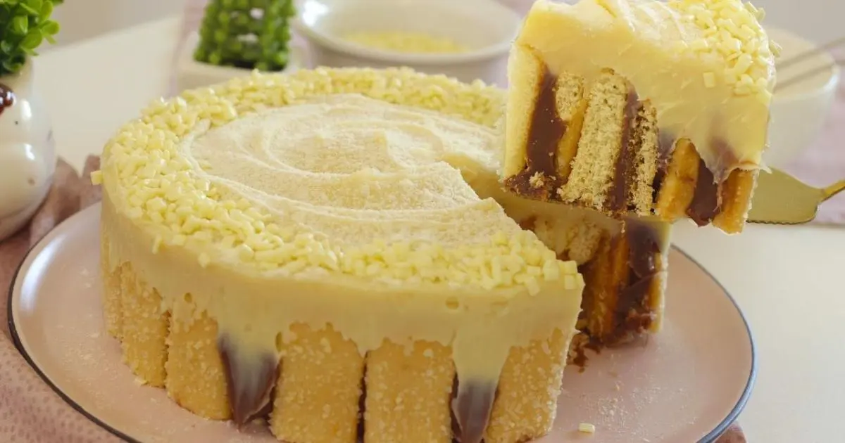 Uma sobremesa elegante com camadas de brigadeiro e creme de leite Ninho....