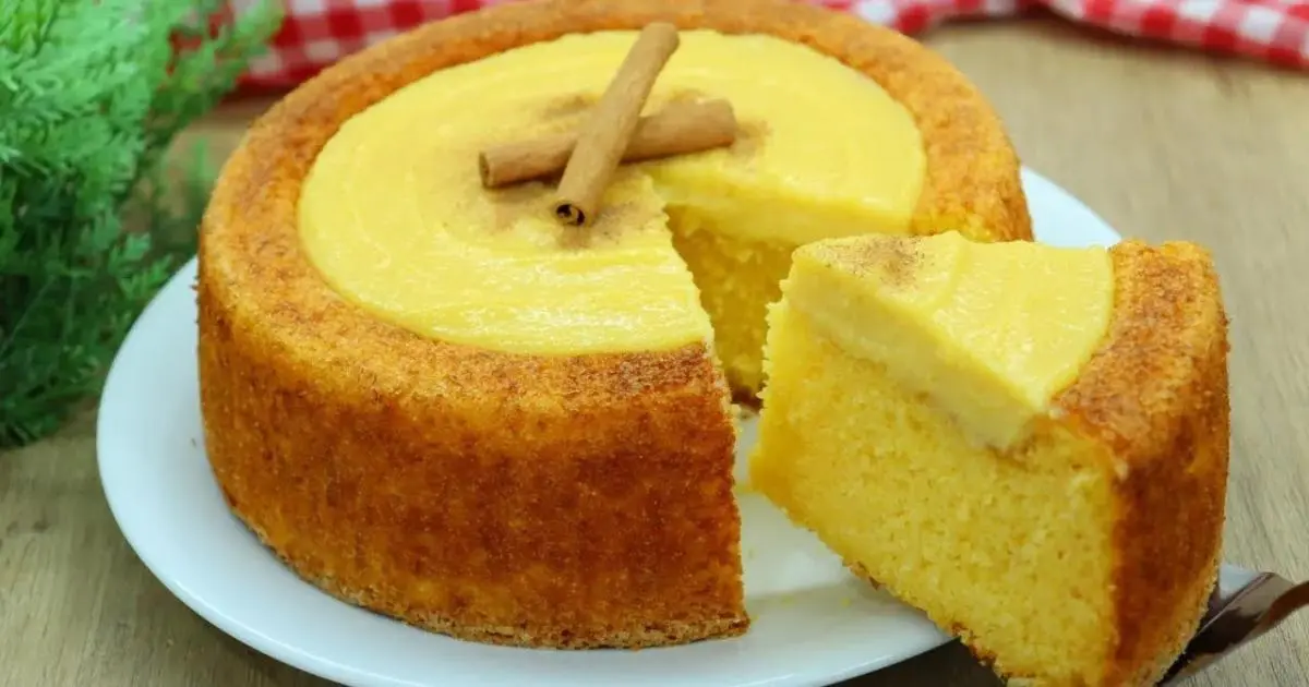 Receita prática de bolo curau com milho de latinha e cobertura cremosa....