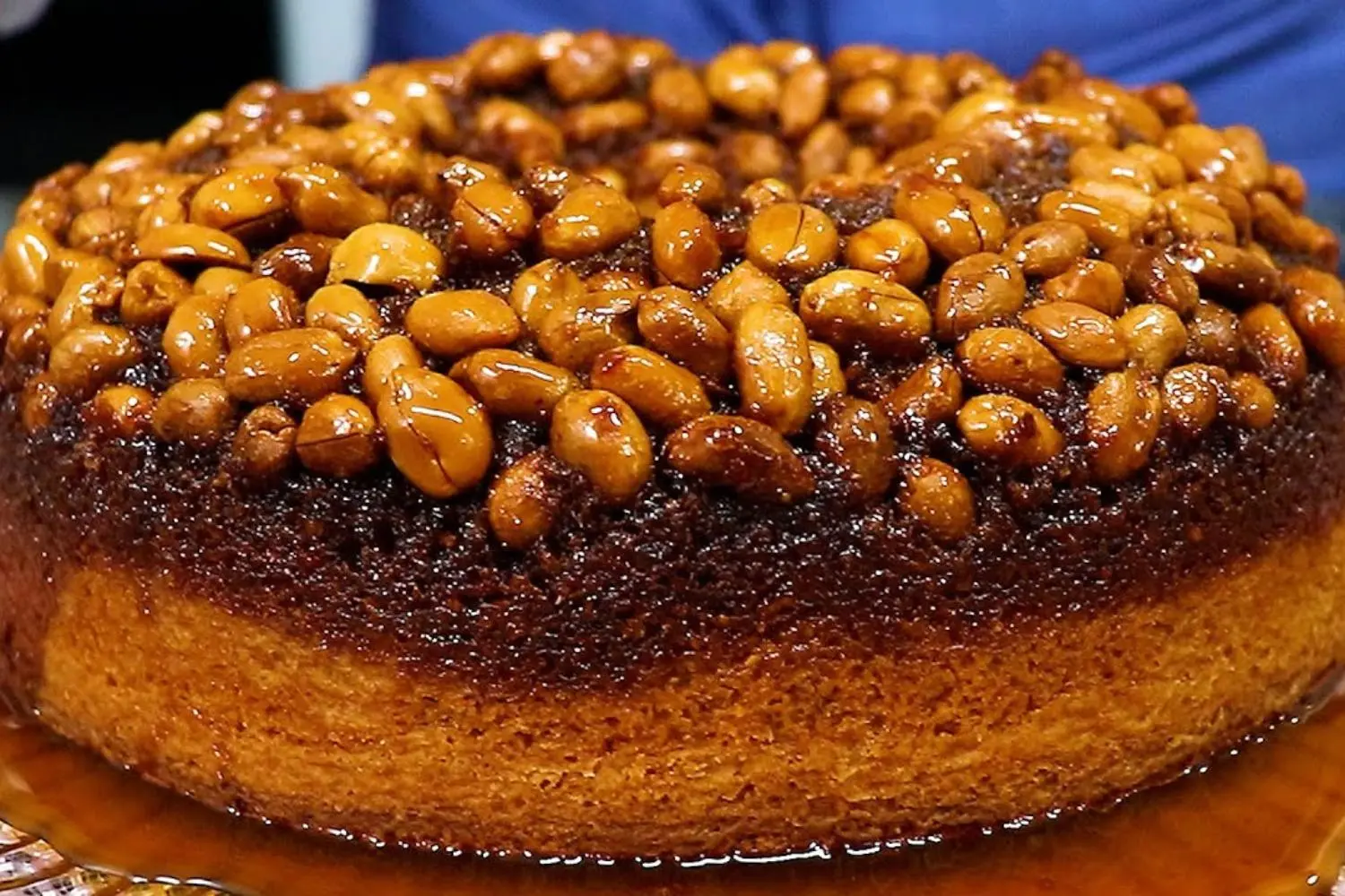 Bolo de amendoim invertido com caramelo, fofinho e delicioso, perfeito pra festa junina....