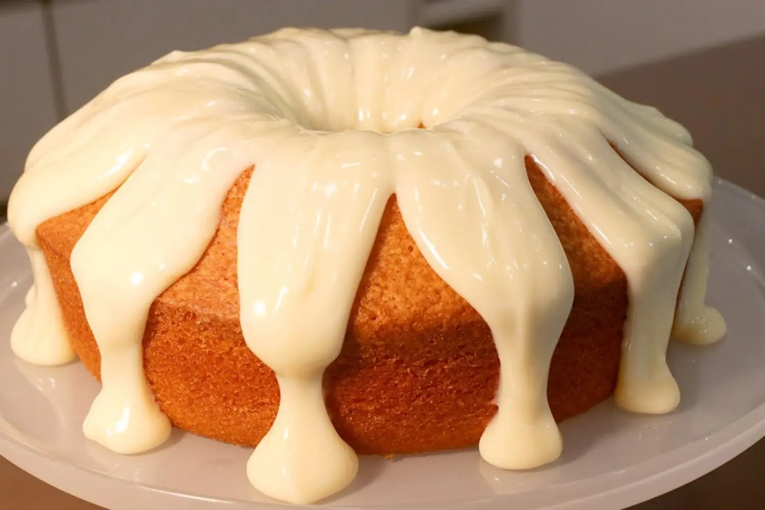 Bolo de iogurte fofinho com cobertura simples e deliciosa de limão....