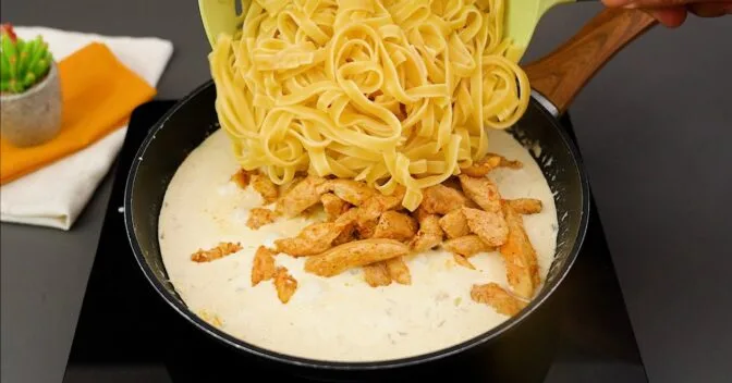 Massas: Fettuccine Cremoso com Frango e Cogumelos