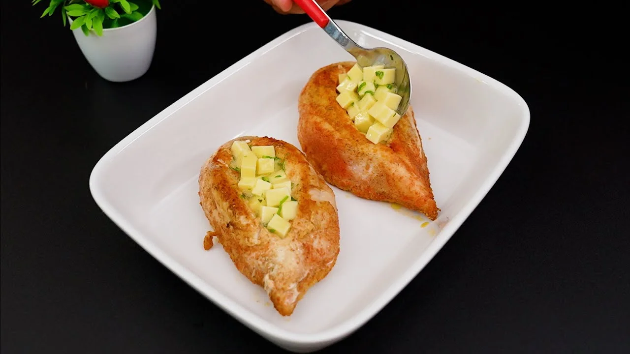 O Filé de Frango Recheado com Queijo Derretido é uma receita prática e saborosa, perfeita...