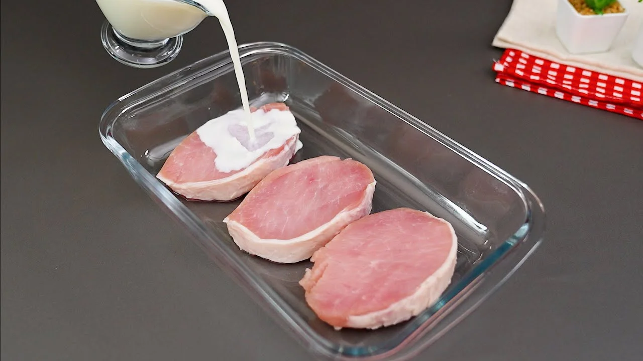 Lombo Empanado Douradinho com Leite Saboroso é a receita perfeita para um almoço crocante e...