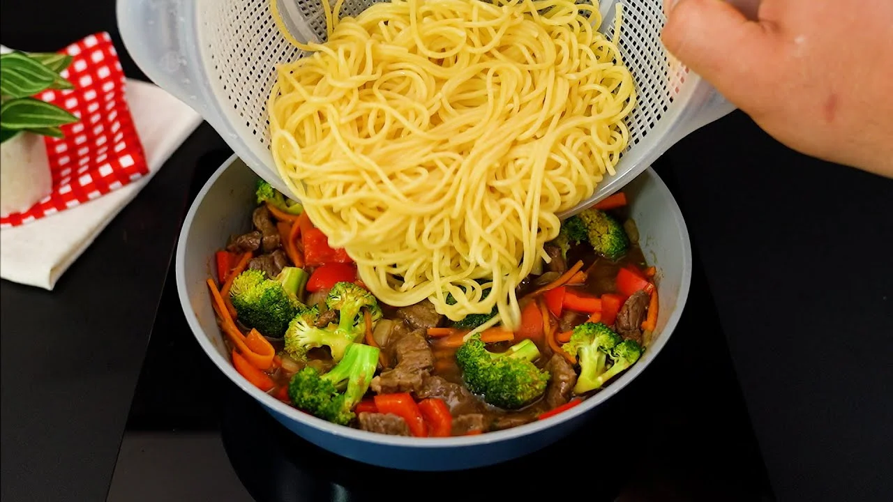 Macarrão com Carne e Legumes na Frigideira é um prato prático, saboroso e perfeito para...