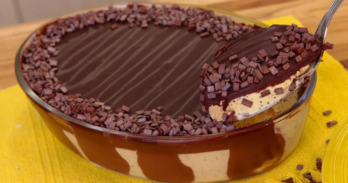 Mousse de maracujá sem gelatina com cobertura cremosa de ganache....