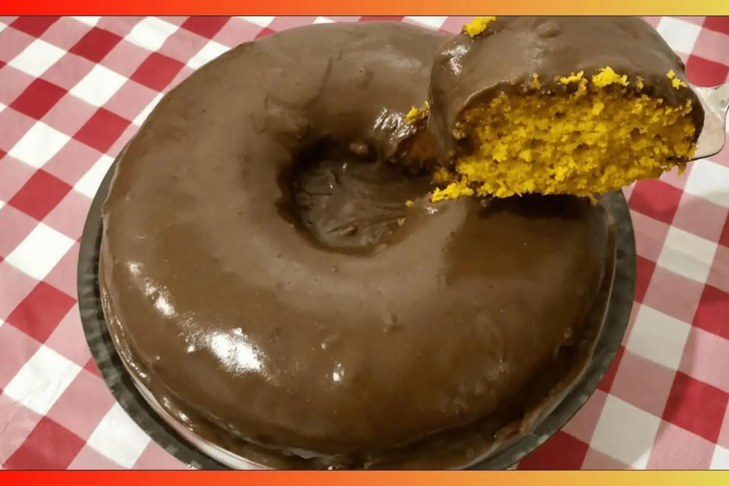 Bolo de cenoura fofinho com cobertura de chocolate que sempre dá certo....