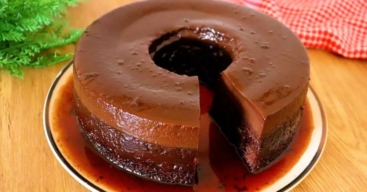 Bolo pudim de chocolate cremoso com duas camadas irresistíveis....