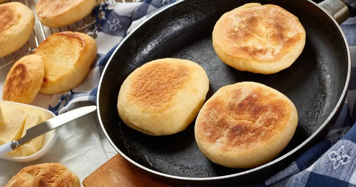 Pão de Frigideira Fofo Melhor que Padaria Caseira é rápido, não vai ao forno e...