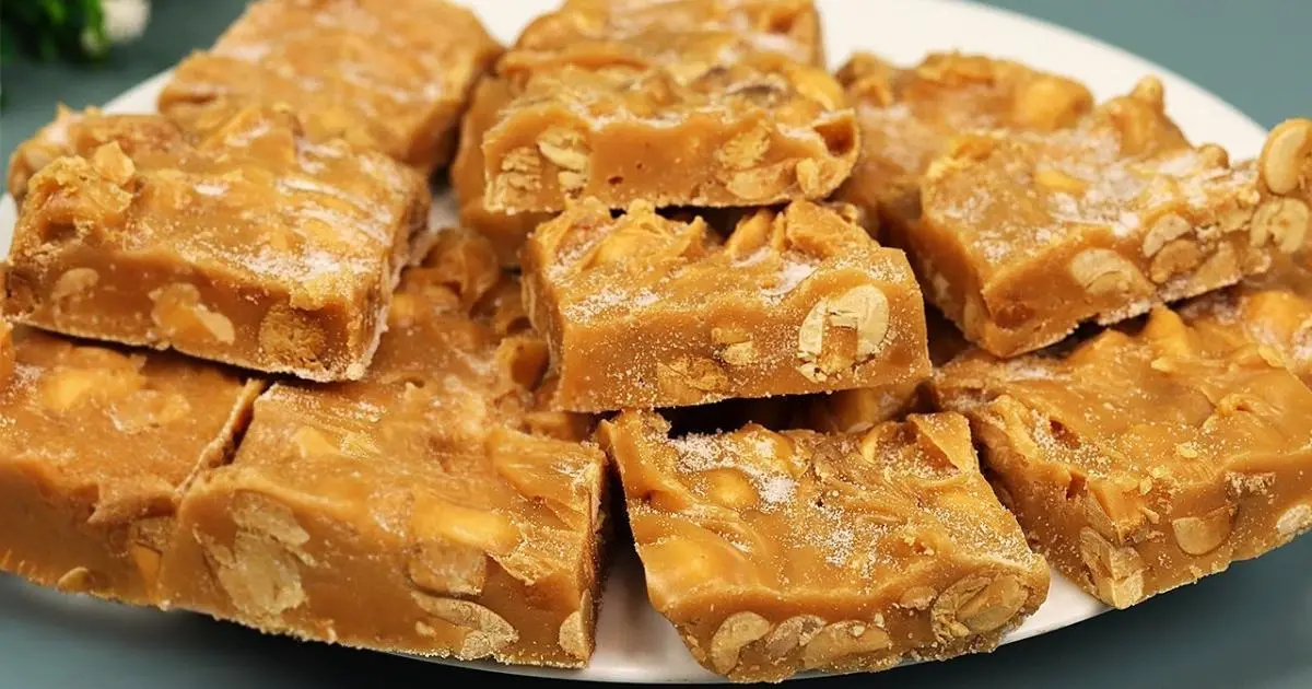 Doce de amendoim fácil, com caramelo e textura irresistível....