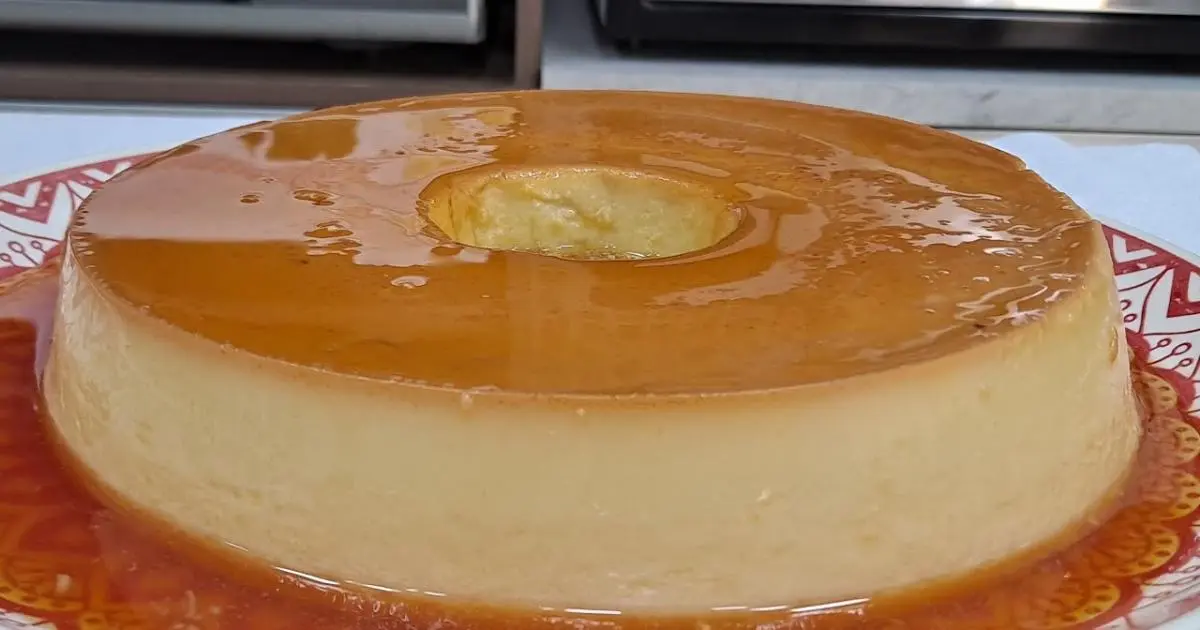 Pudim de milho com queijo e coco, cremoso e com calda dourada....