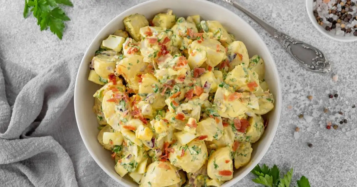 A Salada de Batata Com Molho Sem Maionese é leve, fácil e deliciosa. Uma receita...