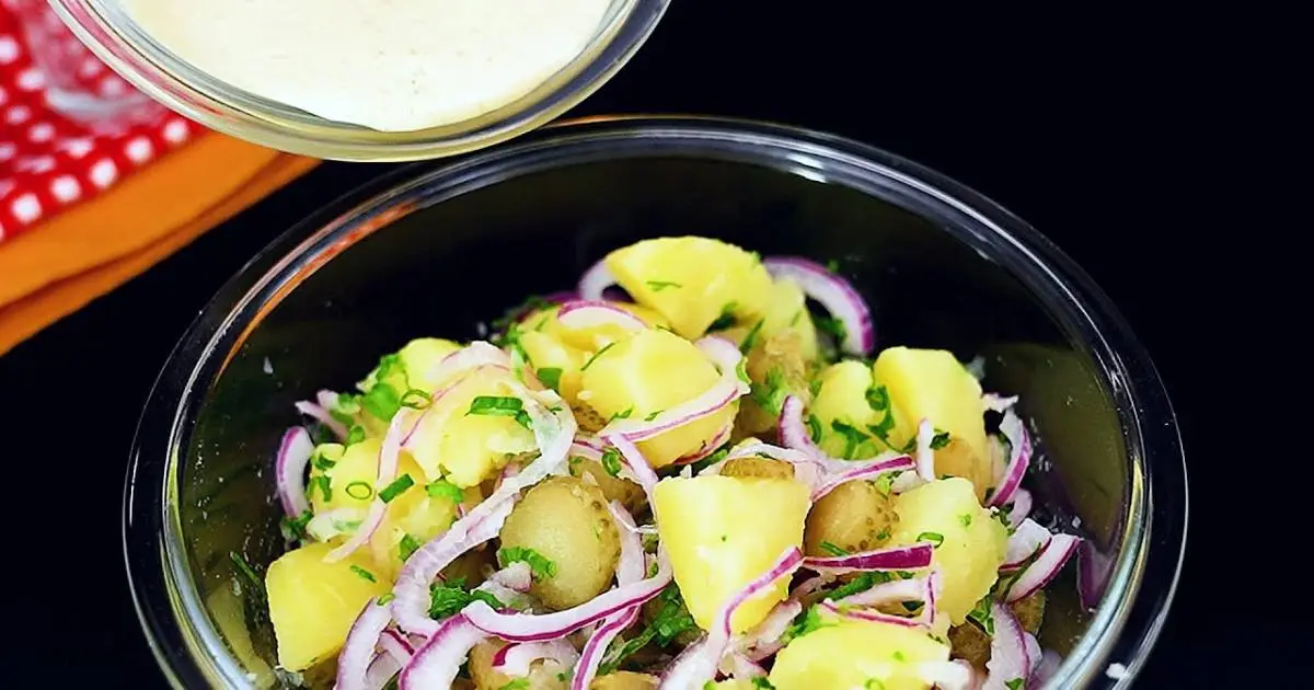 A receita Salada de Batata com Molho Secreto é fácil, cremosa e cheia de sabor,...