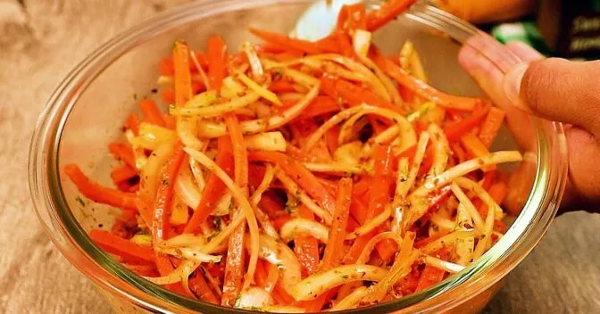 Saladas: Salada de Cenoura Crocante com Alho Dourado