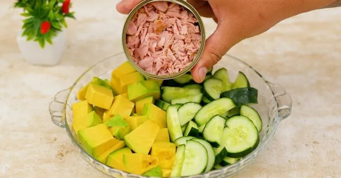 Saladas: Salada de Pepino com Abacate e Atum