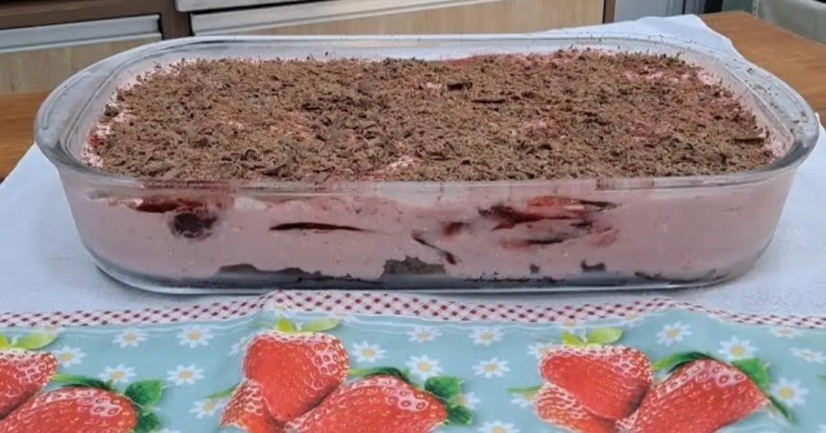 Uma mousse de morango na travessa com bolo de chocolate e toque de ganache....