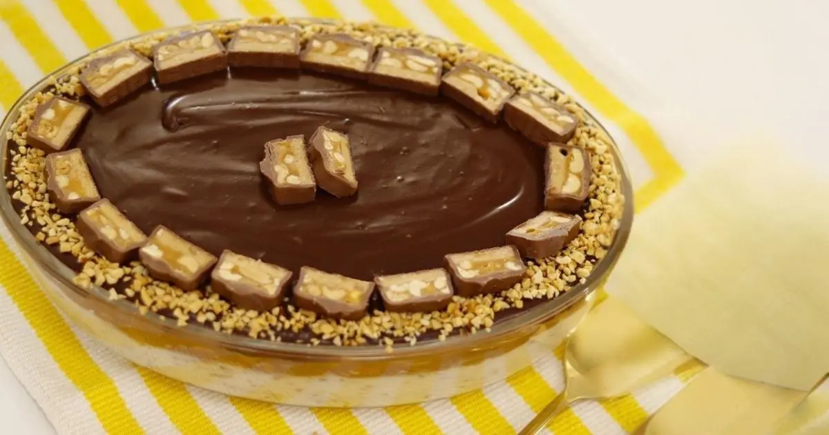 Travessa cremosa de chocolate, amendoim e caramelo tipo Snickers....