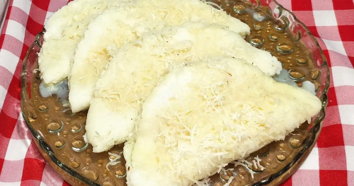 Tapioca molinha, úmida e doce com coco e leite condensado....