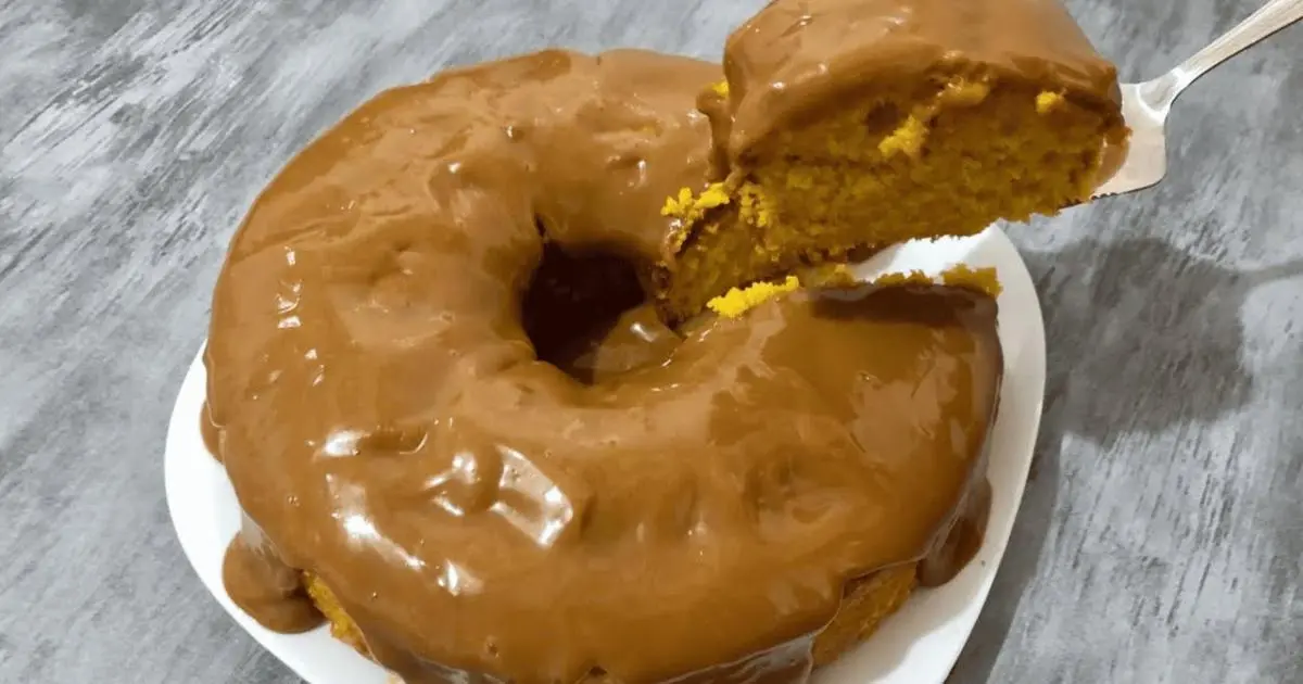Receita fácil de bolo de cenoura com cobertura cremosa de doce de leite....