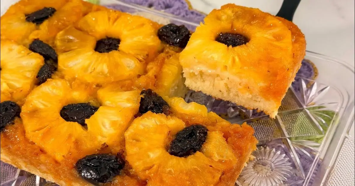 Bolo de abacaxi com massa de iogurte, leve, caramelizado e fácil de fazer....