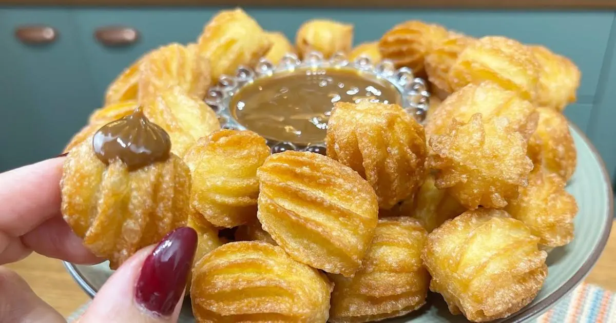 Receita fácil e certeira de mini churros recheados ou para mergulhar no doce....