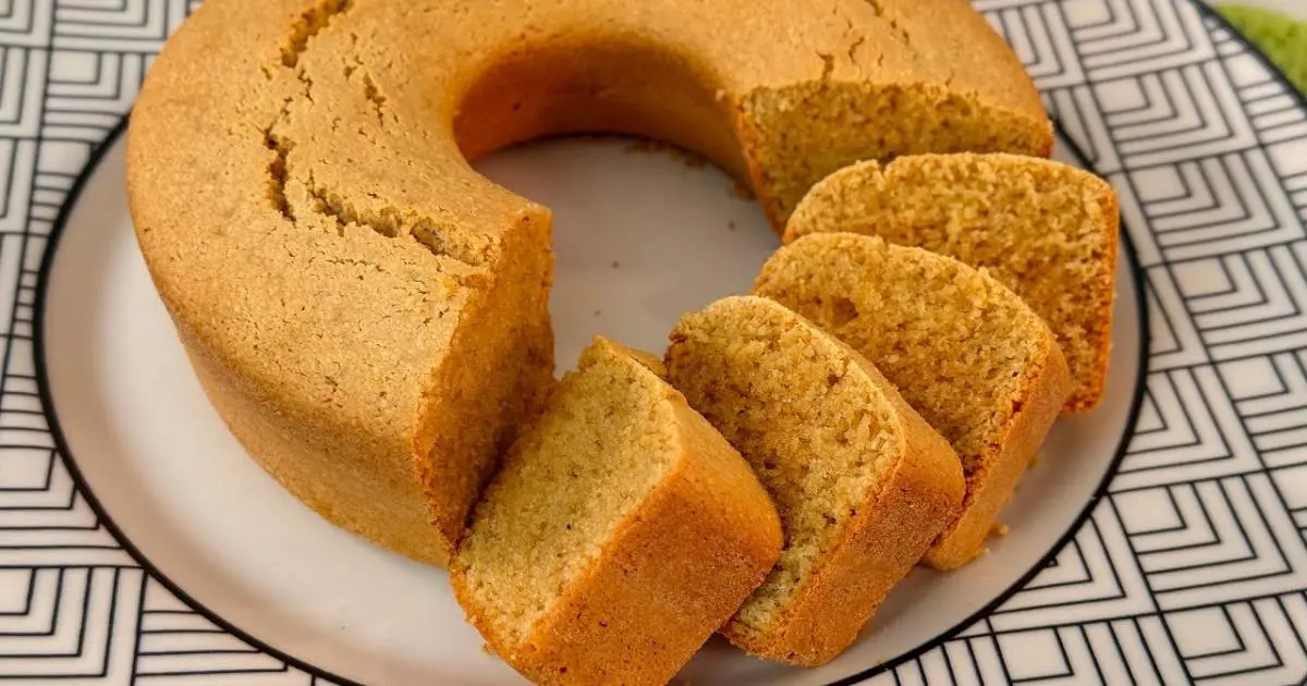 Bolo simples com amendoim, sem leite e sem farinha. Sabor intenso e textura macia....